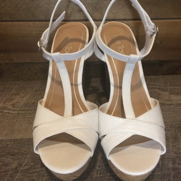 NEW Me Too T-Strap Platform Dress Sandals - Picture 3 of 9